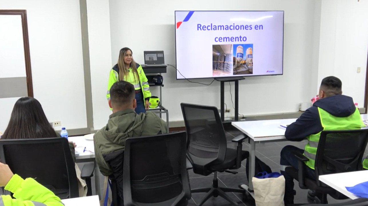 ¿Cómo identificar si una falla en obra está realmente asociada al cemento? En este curso conocerás los procesos de control de calidad que acompañan la producción del cemento, las causas más frecuentes de las reclamaciones recibidas en el sector de la construcción y las buenas prácticas para su almacenamiento y conservación.<br><br>
 A través de tres lecciones, explorarás temas como el muestreo y control de materias primas, la influencia de factores externos en el desempeño del concreto, la preservación del cemento en sacos y silos, y la importancia de la trazabilidad y el almacenamiento de muestras para una adecuada gestión de reclamaciones. Una experiencia diseñada para fortalecer tus conocimientos técnicos y optimizar el manejo del cemento en cada etapa del proyecto